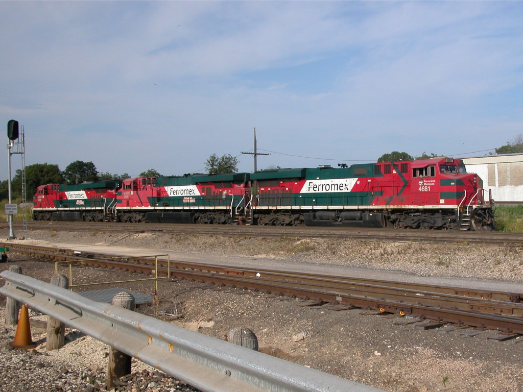 FXE 4681  18Jun2012  Three Unit Power Tied-down at Calhoun Street  